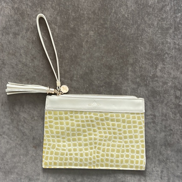 Bumble Bee clutch with wrist band. Color cream. Faux reptile design. Zip top - Picture 6 of 8